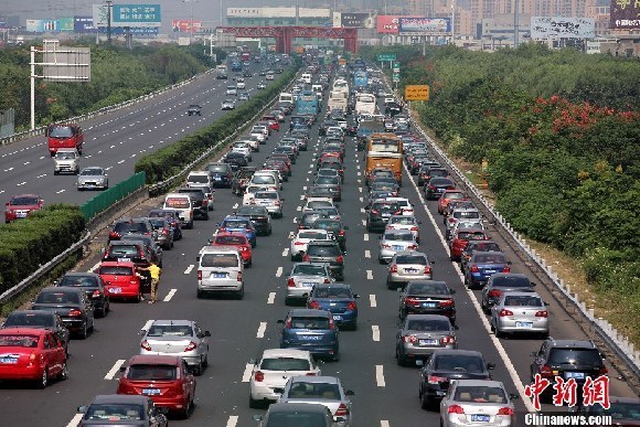 G2京滬高速江蘇無錫段由上海往南京方向的車輛排起長隊