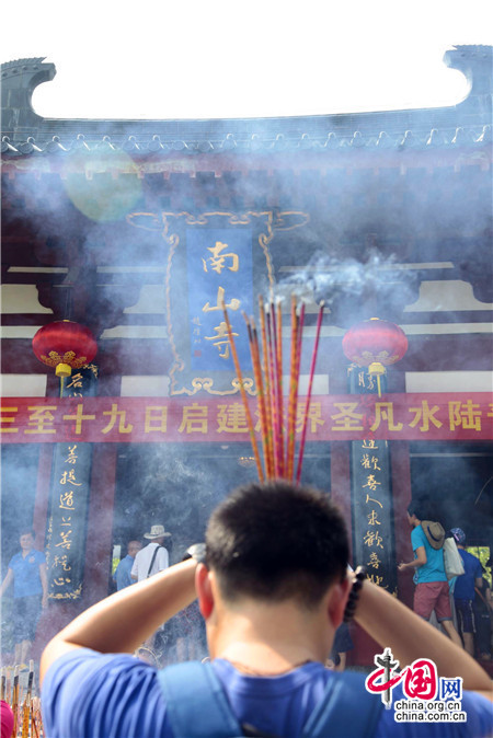 人们在南山寺祈福