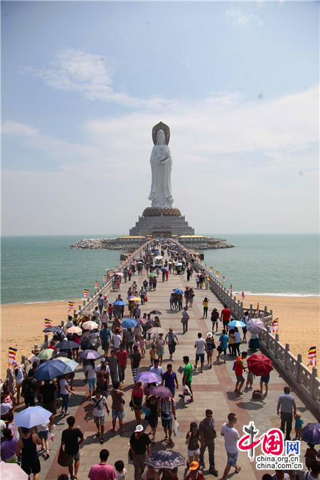 南山景区海上观音广场游人如织