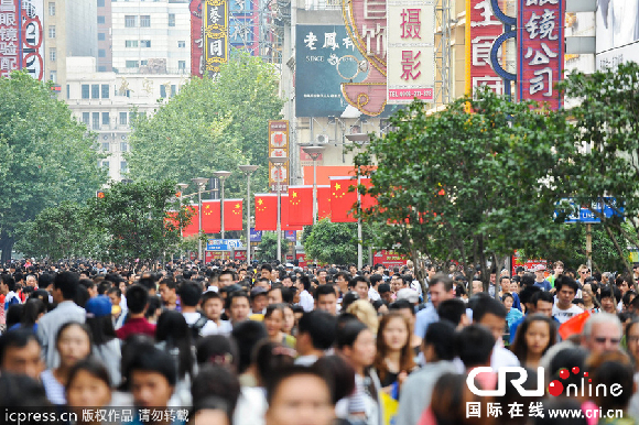 國慶上海主要景區(qū)游客“井噴” 外灘人流如織