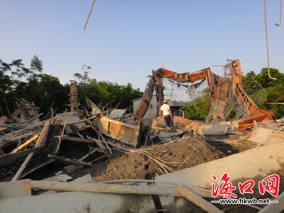 海口美兰区大林村在建广场发生坍塌