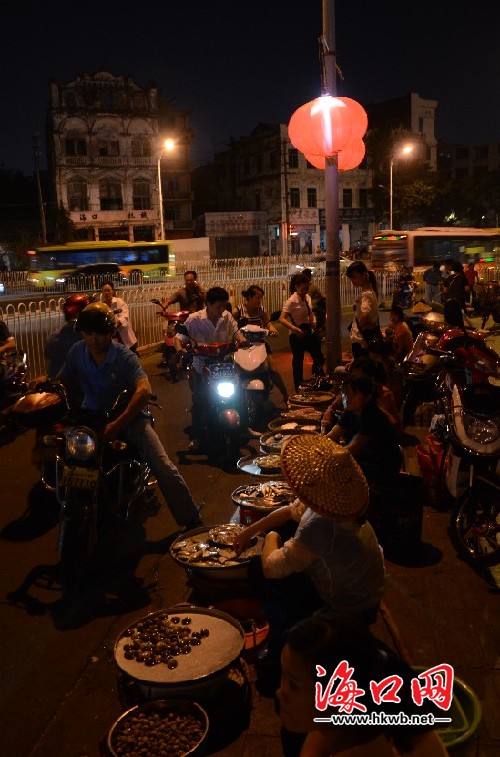 騎電動(dòng)車過往于此的市民詢問海鮮價(jià)格