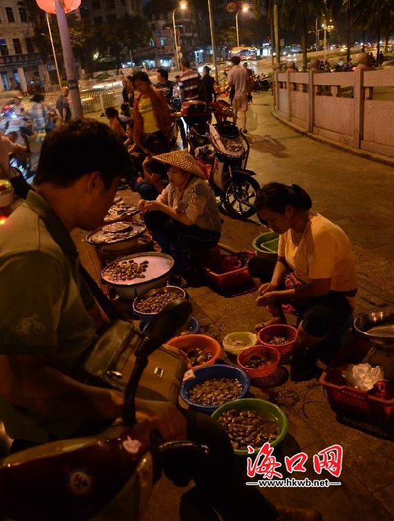 來此買海鮮的市民絡(luò)繹不絕