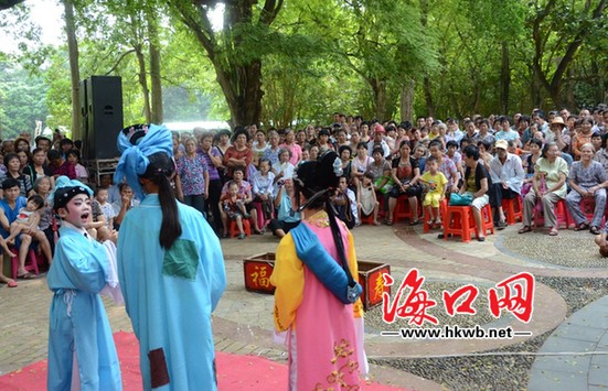 少年瓊劇團(tuán)給老年人們過節(jié)