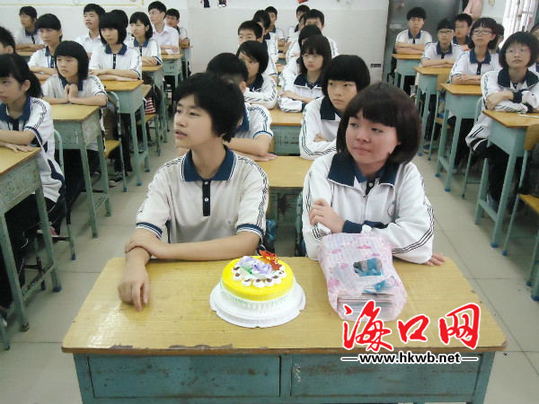 图为刚从北京回来时，同学们为王雪送上礼物及蛋糕