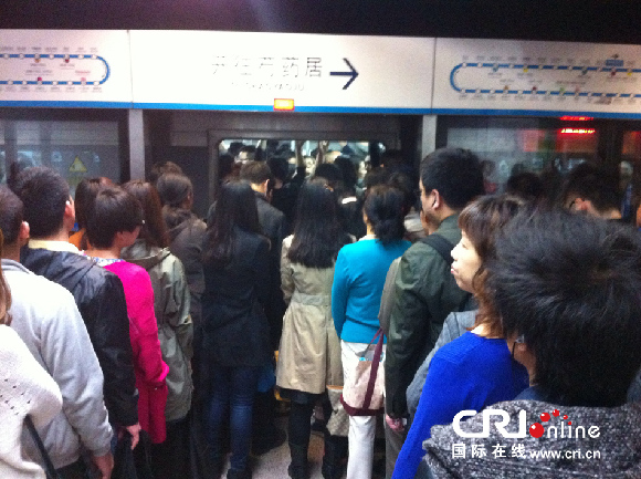 北京地铁10号线故障 大量乘客拥堵通道