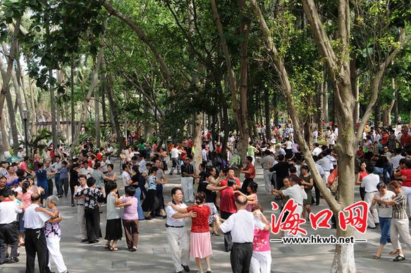 人民公園廣大市民每天在此鍛煉、娛樂(lè)。