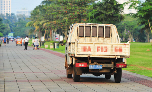 機(jī)動(dòng)車開(kāi)進(jìn)?？谌f(wàn)綠園