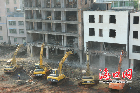 瓊山區(qū)拆除紅城湖路延長線違建。