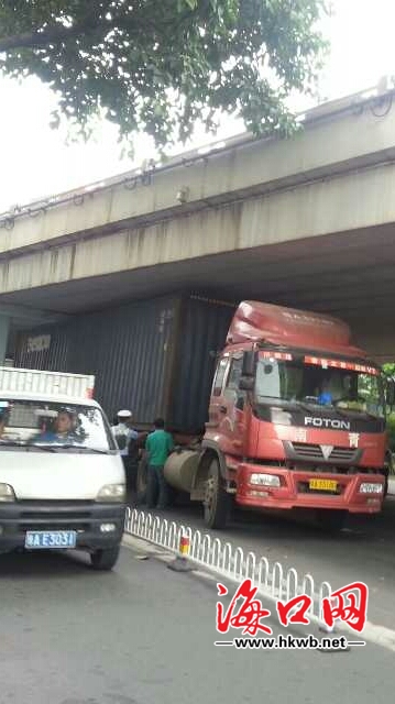 超高集裝箱車卡在南大橋下。