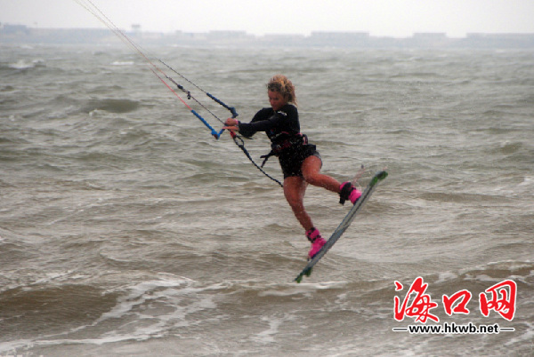 世界職業(yè)風箏沖浪賽女子選手在比賽中。 (1)