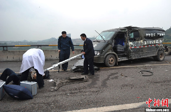 重慶北碚至主城高速路多車(chē)連環(huán)相撞 押鈔車(chē)被撞變形