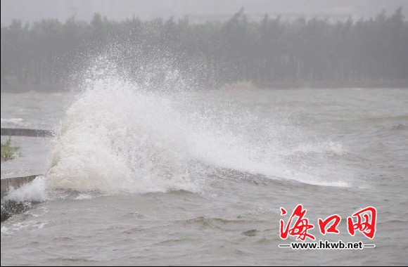 “海燕”影响海南 海口海边掀巨浪市民雨伞被刮断