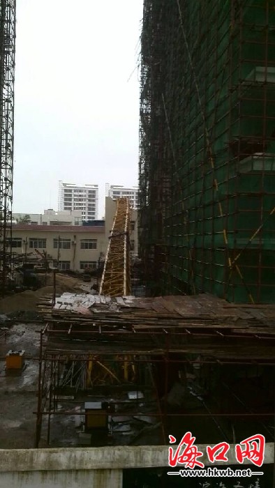 强台风"海燕"袭琼 三亚一建筑工地塔吊被吹塌