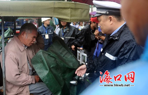 對于交警的執(zhí)法，殘疾人司機總是找出各種理由刁難交警，不肯下車。