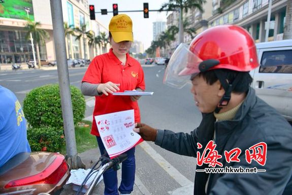 志愿者正在劝导市民