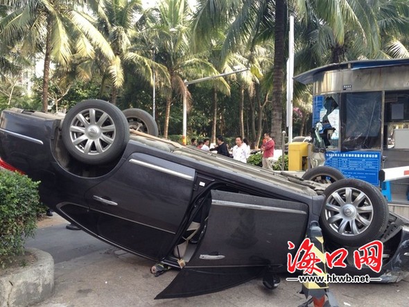 轎車失控沖向保安亭