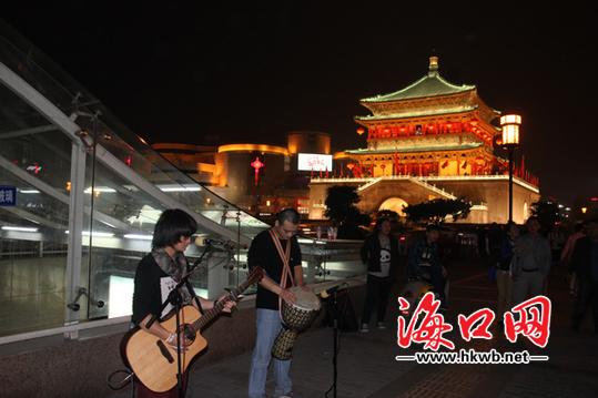 现如今，西安钟鼓楼周边已成为市民和游客购物、旅游、品尝西安美食的好去处