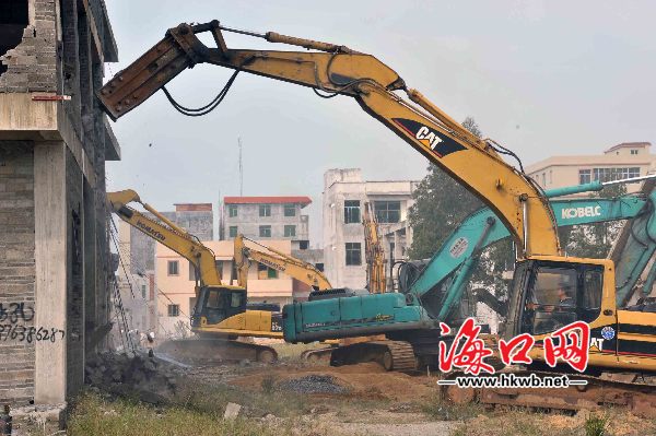 海口新海村122宗违建3天拆完 村干部违法分地欺村民