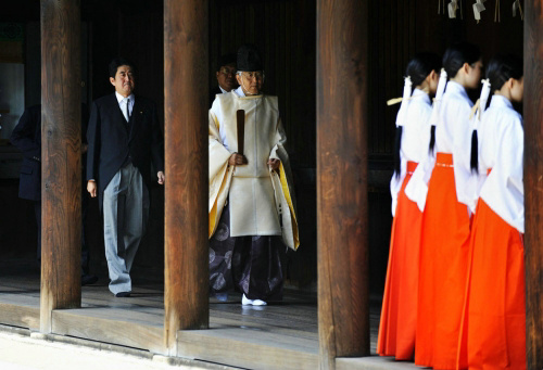 资料图:安倍进靖国神社迈进正式对抗中国人民的不归路.