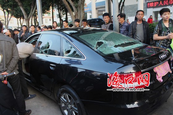 車主正在查看車內情況