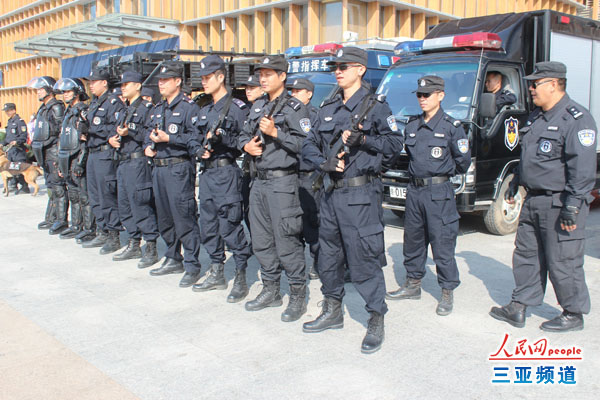三亚公安局开展110宣传日活动特警装备亮相