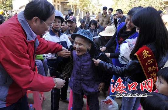 1月24日上午，助残志愿者吕大俊在给残疾老人发放羽绒服。