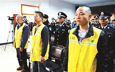 云南巧家爆炸案庭审两被告向受害人磕头图