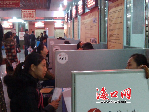 求职者在应聘 记者 谢舒 摄