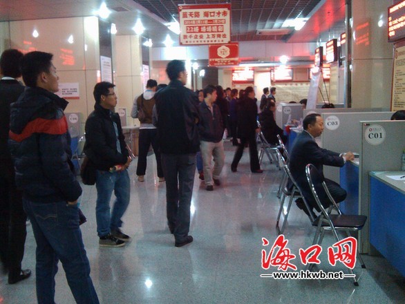招聘现场 记者 谢舒 摄