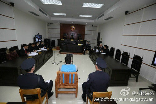 涉案民警涉嫌故意杀人被提起公诉，同时，死者家属委托律师提起总额共计123万余元的刑事附带民事赔偿。庭审现场。