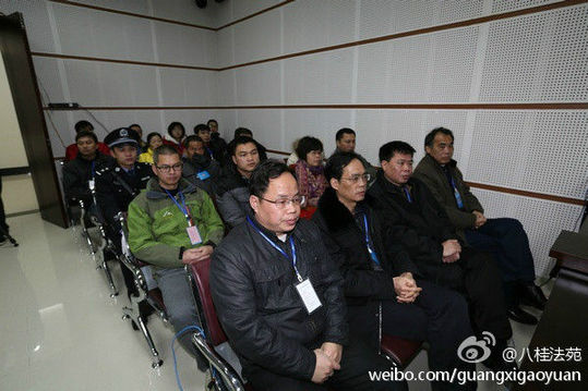 庭审现场，被害人家属、被告人家属、人大代表、政协委员、社会群众等共40多人在旁听席就坐旁听庭审。