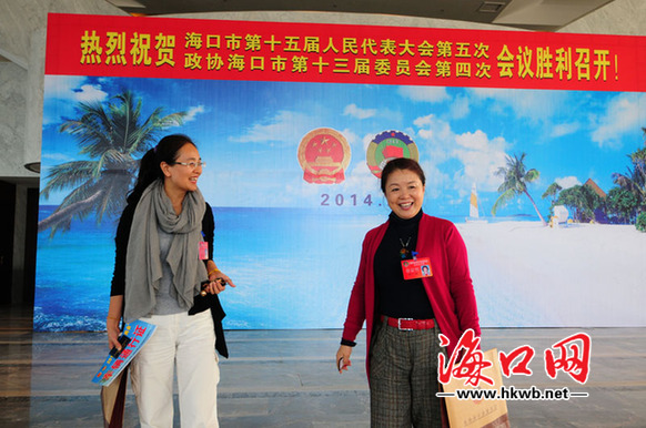 2月17日，海口市政协委员陆续报道，将迎接明天的开幕式。记者张俊其摄 (4)
