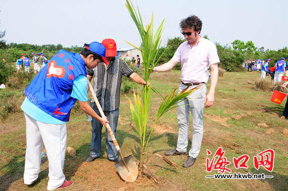 外國(guó)友人也參與植樹。