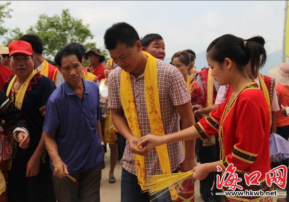 五指山水滿鄉(xiāng)黎峒文化園舉辦三月三袍隆扣祭祀大典