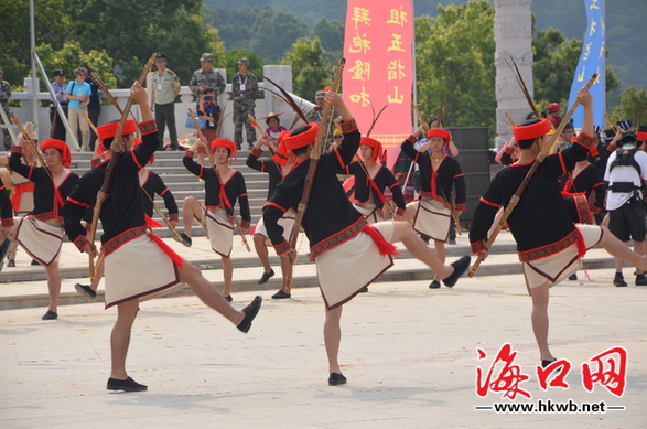 五指山水滿(mǎn)鄉(xiāng)黎峒文化園舉辦三月三袍隆扣祭祀大典