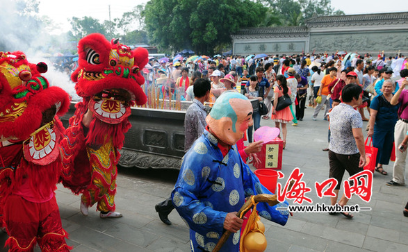 庆典活动的巡游队伍在广场巡游。