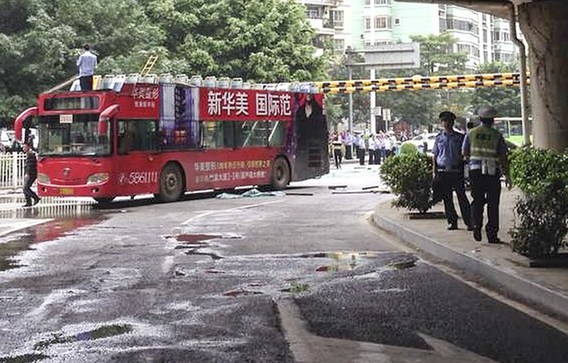 2014年4月15日上午，廣西南寧市一輛701路雙層公交車在行駛過(guò)程中撞上限高架，導(dǎo)致車頂被掀開，數(shù)十名乘客受傷。