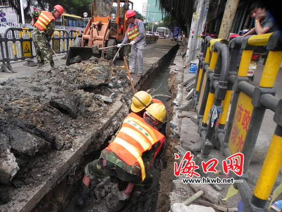 圖為和平南路積水改造施工現(xiàn)場。