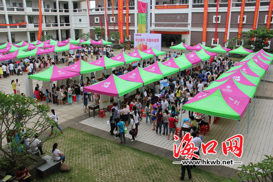 師范類專科畢業(yè)生招聘會現(xiàn)場火爆