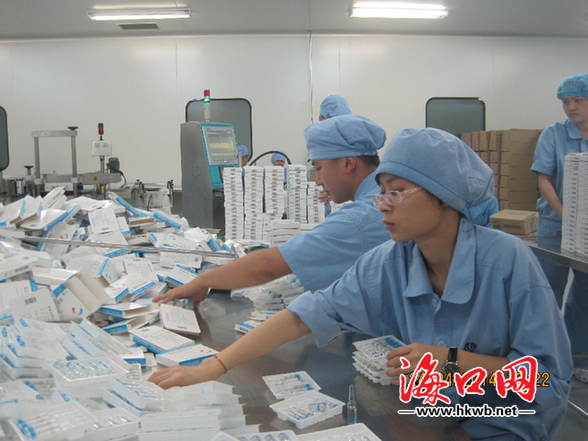 在海南齐鲁制药的包装车间里,工人们正在进行药品包装.
