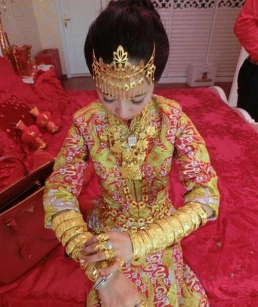 微博上流传的"黄金新娘"嫁妆图本文要点摘录:■"泉州新娘们"戴着"重金