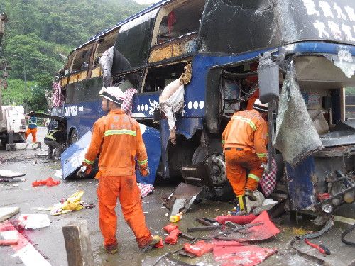 湖北牌照卧铺客车在京港澳高速侧翻已致5死图