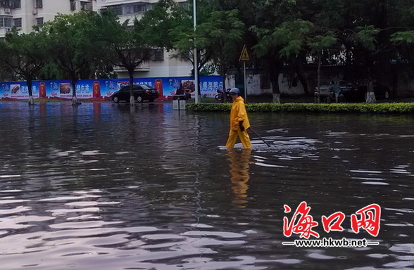 排水工人疏通管道。