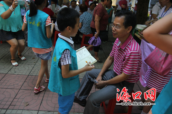 晚报小记者采访晚报社长冼心福