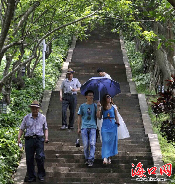 ?？谶B日高溫未影響市民游客游興 鄰海景區(qū)成好去處