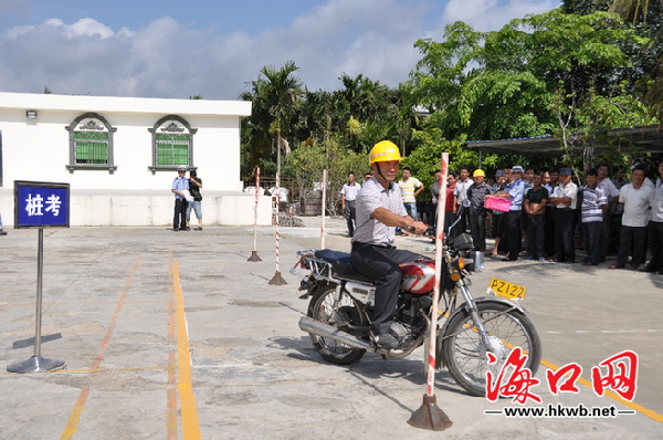 海南首场摩托驾驶证考试琼海开考 98人当场领证