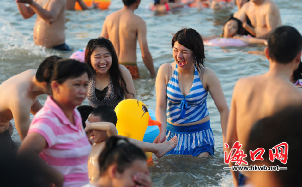 海口:海邊數(shù)萬人“洗龍水”慶端午