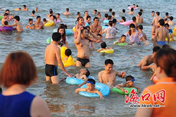 海口:海边数万人“洗龙水”庆端午