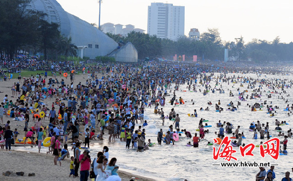 海口:海邊數(shù)萬(wàn)人“洗龍水”慶端午